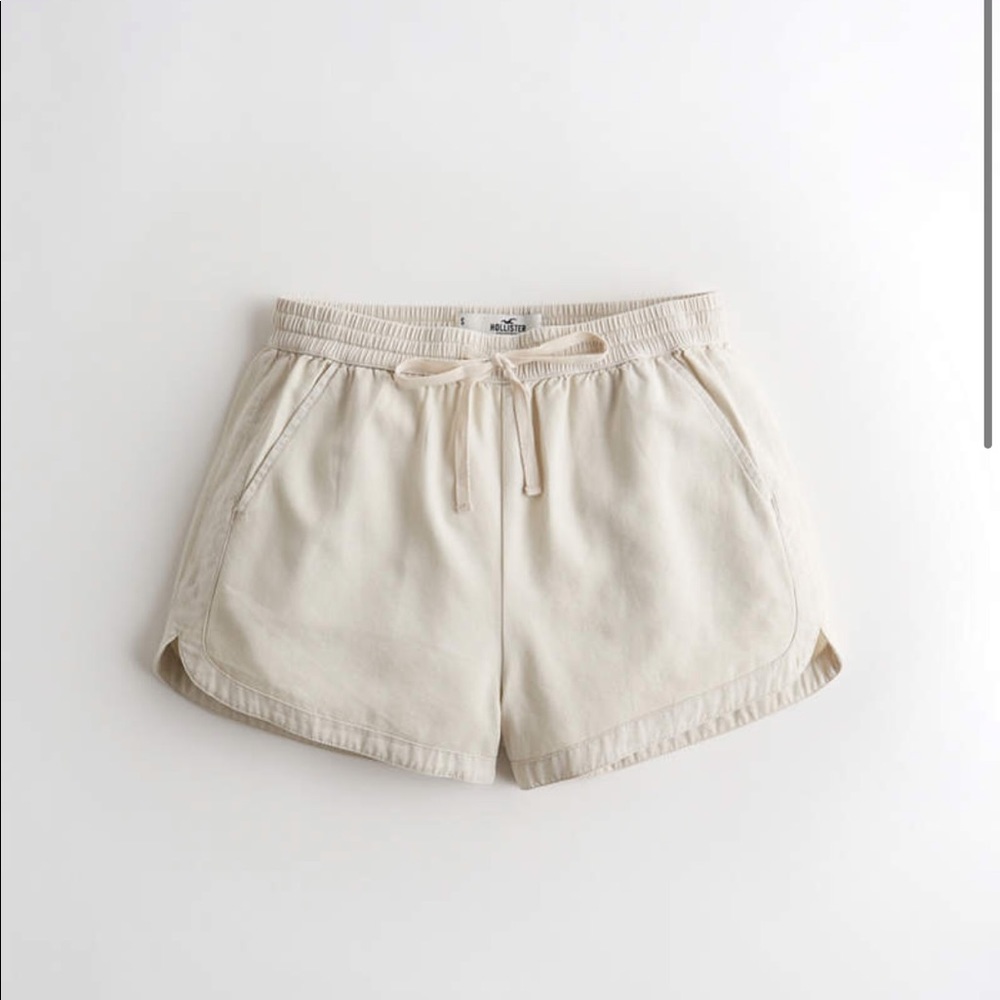 Hollister Ultra High-Rise Curved Hem Woven Short
